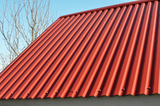 czerwona blacha trapezowa na dachu