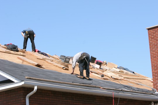 ekipa remontująca dach